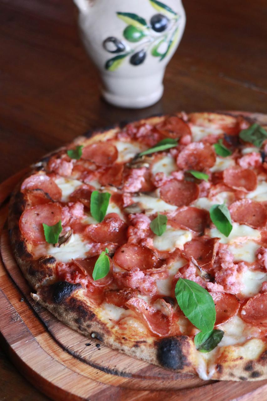 Pizza della Casa artesanal – massa fresca com ingredientes italianos premium